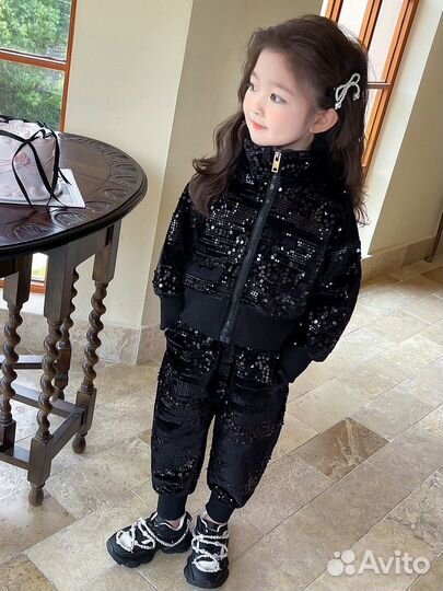 Костюм для девочки в паетках