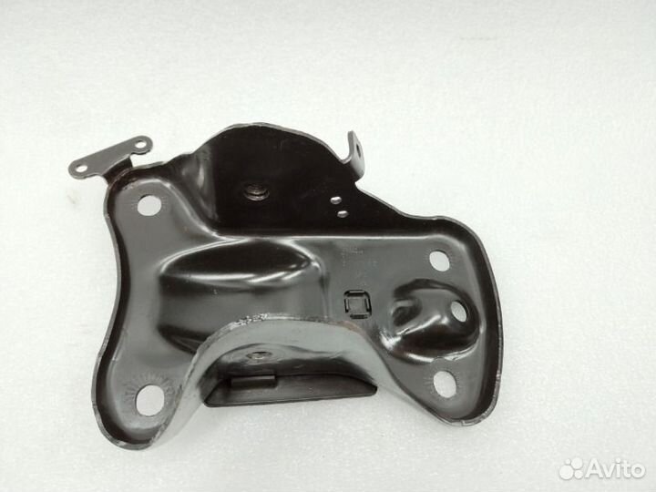 Кронштейн балки задний левый Skoda Octavia A7 cwva