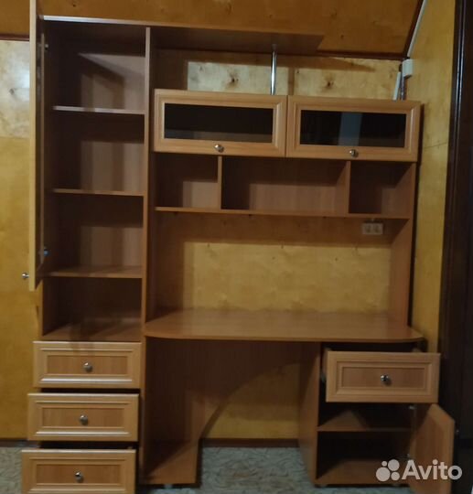 Стол с книжным шкафом и тумбой