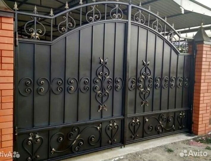 Кованные распашные ворота с забором