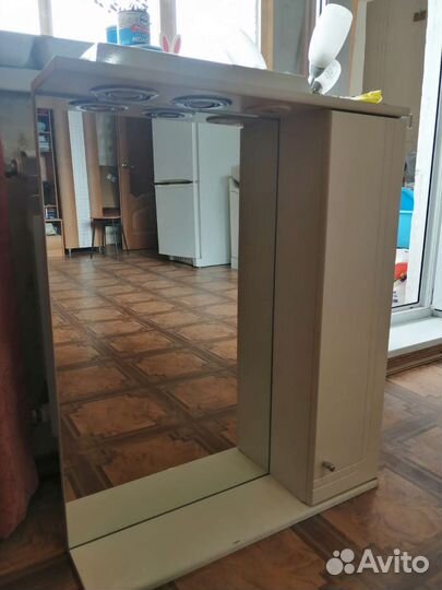 Зеркало с ящиком и подсветкой в ванную