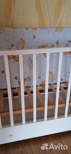 Детская кроватка с маятником и ящиком