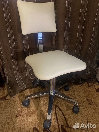 Стул для мастера маникюра на колесиках