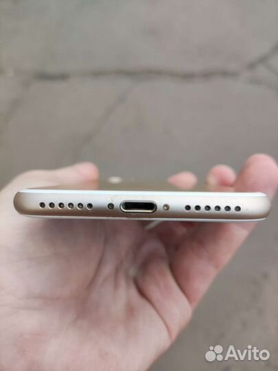 Телефон iPhone 7