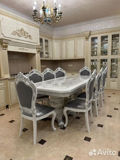 Стол и стулья 