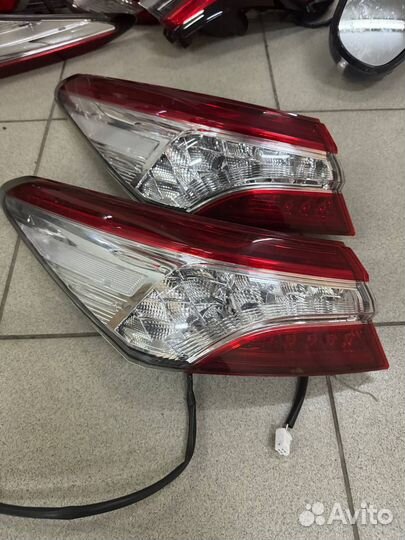 Фонарь в крыло левый Toyota Camry 70