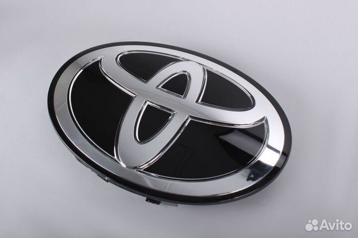 Эмблема Toyota Hilux в решетку Стекло