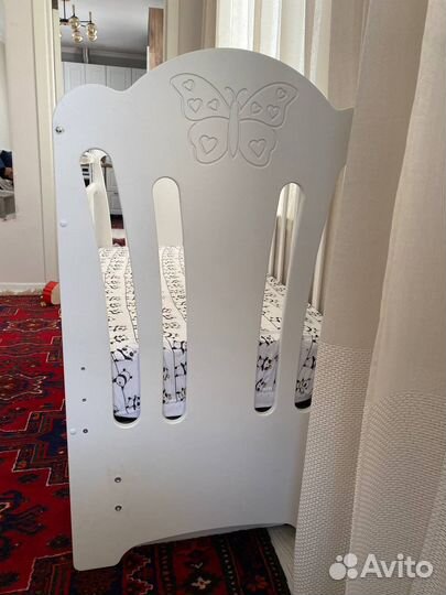 Детская кроватка с маятником