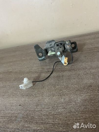 Замок багажника Mazda Demio DW