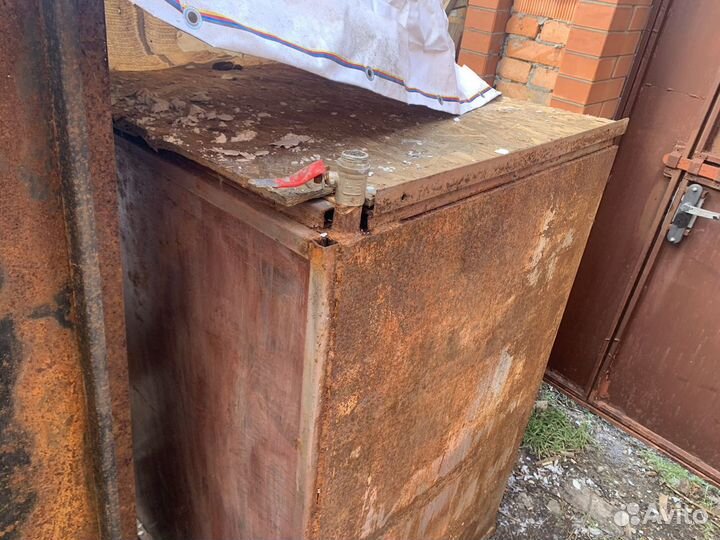 Металлический бак для воды