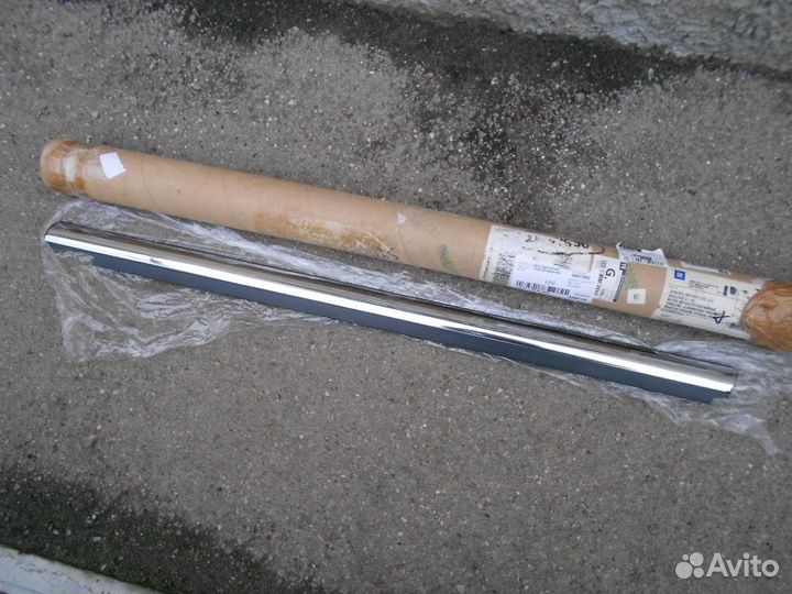 Cadillac SRX Молдинг стекла передней левой двери