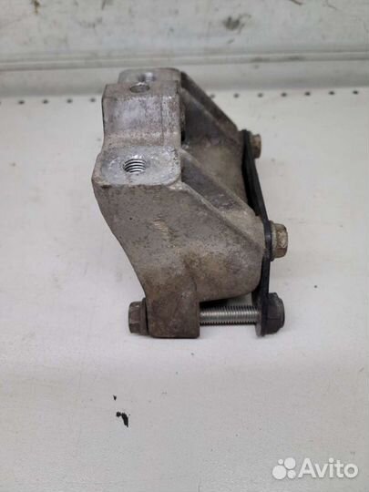 Кронштейн кпп левый VW Audi Skoda 1K0199111D