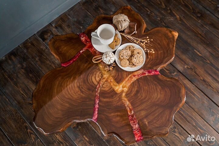 Журнальный столик из массива вяза и смолы