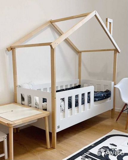 Детская кроватка домик