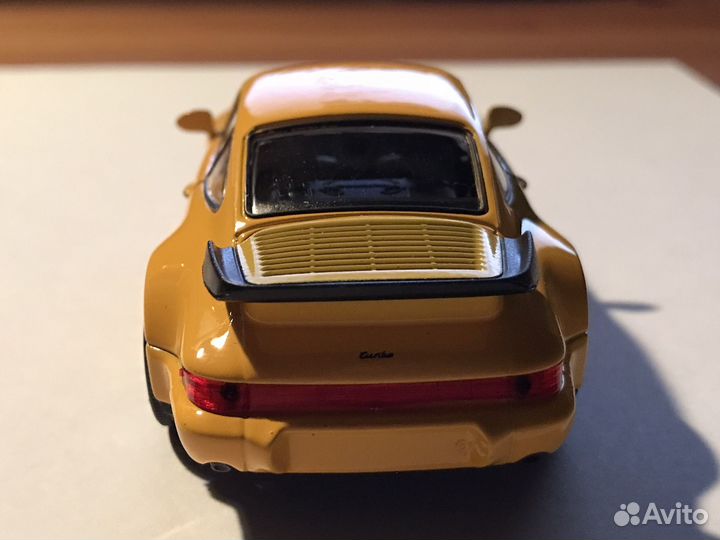 Модель автомобиля porsche 911 масштаб 1/43