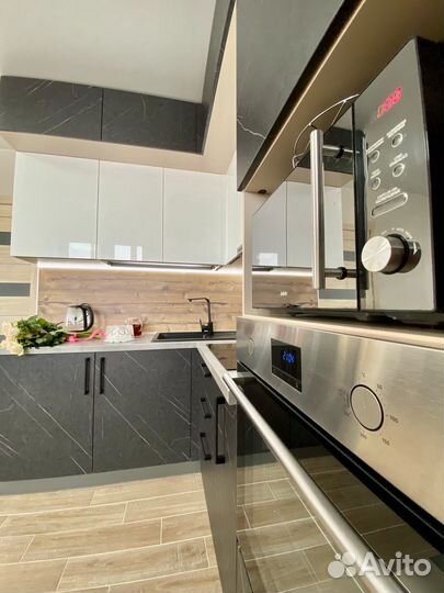 Угловая кухня под потолок на заказ в Челябинске