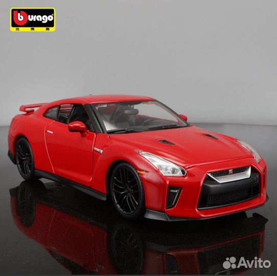 Модель автомобиля Burago Nissan GT-R, 2017