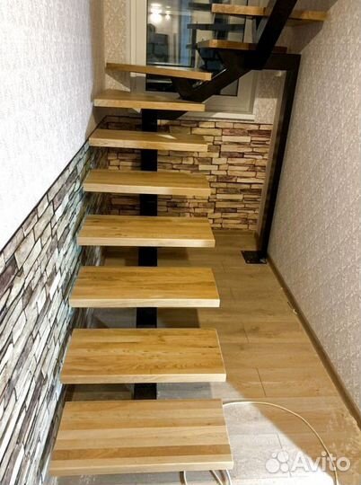 Лестница на металлокаркасе закрытого типа