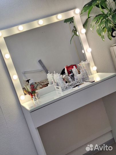Гримерный столик с зеркалом и подсветкой