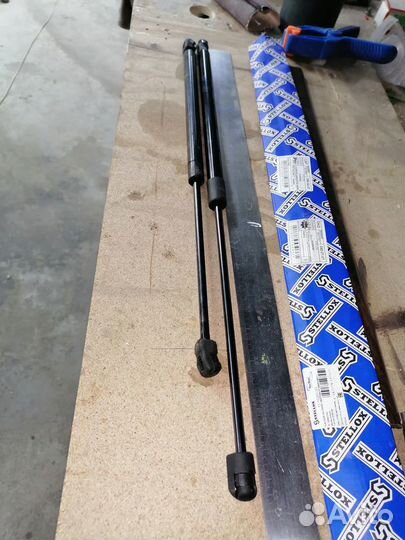 Новые амортизаторы на багажник на Октавию