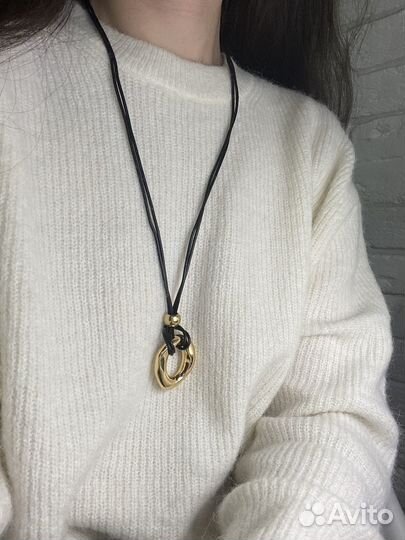 Колье на кожаном шнурке с подвеской кулоном