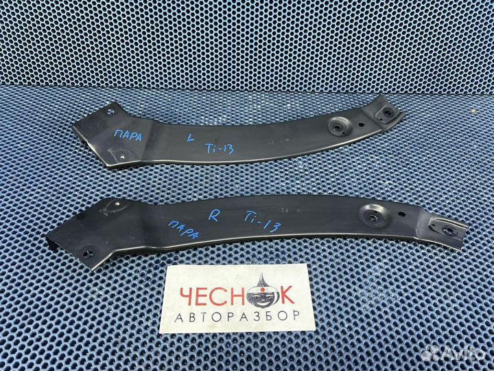 Крепление рамки радиатора фары Tiguan до 2011г