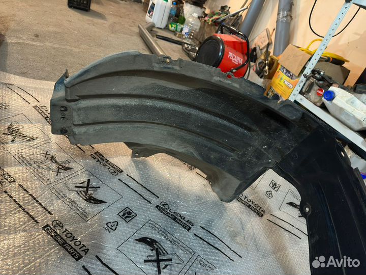 Подкрылок передний левый Land Cruiser 200