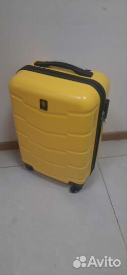 Чемодан на колесах новый