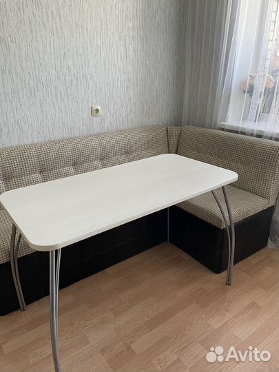 Кухонный уголок со столом