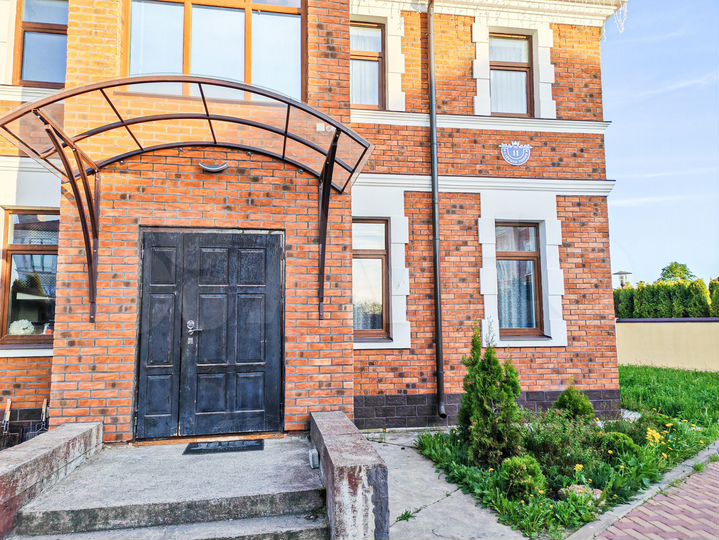 Коттедж 240 м² на участке 10 сот.