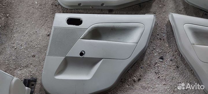 Обшивка двери на Ford Fiesta