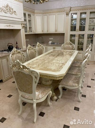 Стол. В наличии