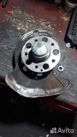 Кулак передний левый