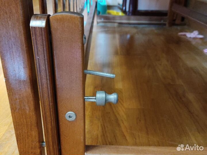 Детская кроватка с маятником