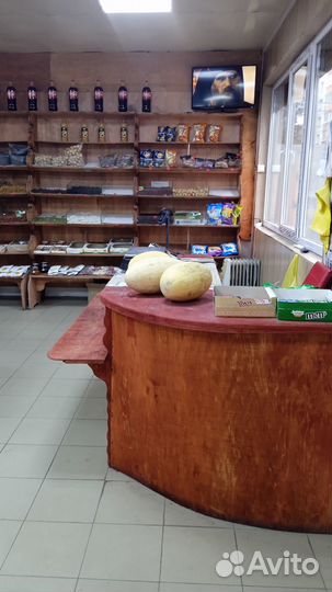 Деревянные полки, стол, торговый прилавок продаю