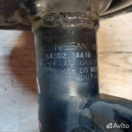 Стойка амортизатора передняя правая Nissan Murano