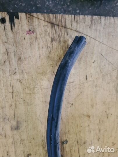 Уплотнитель кузова задний правый Nissan Murano Z51