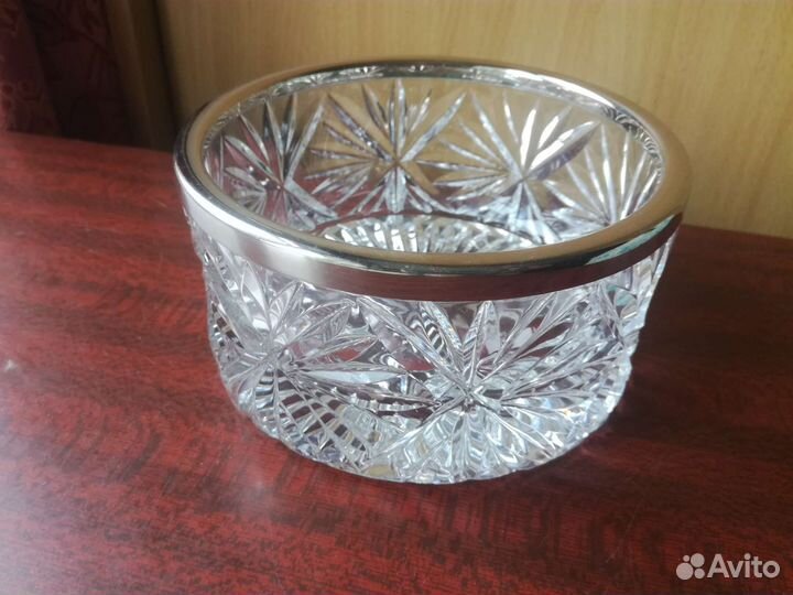 Хрустальная ваза с металлическим ободком