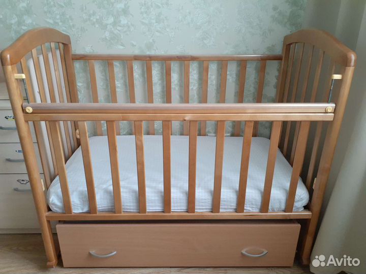 Детская кроватка с матрасом