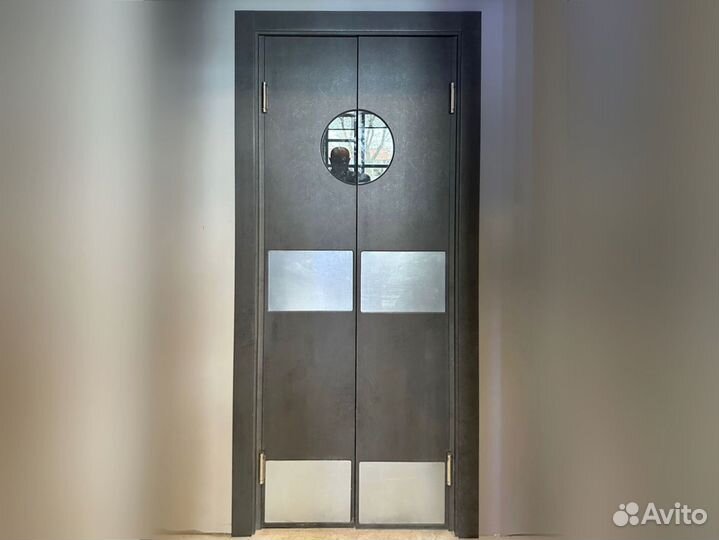 Маятниковые двери для кофейни