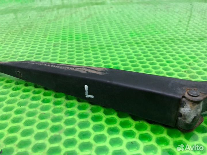 Поводок дворника передний левый LADA Kalina