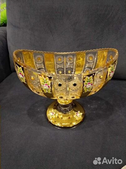 Ваза для фруктов на ножке