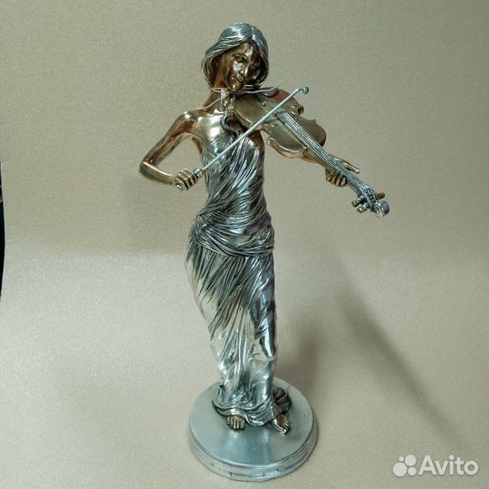 Статуэтка скрипачка
