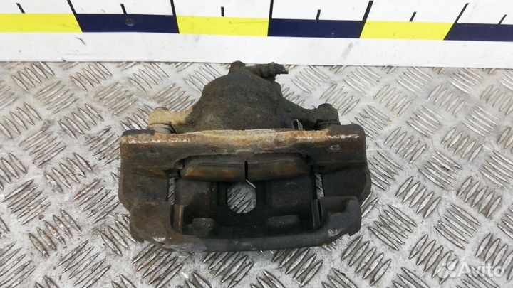 Суппорт передний правый Toyota Auris рест. 2010