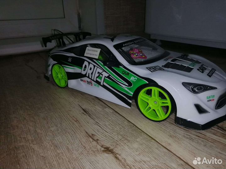 Машина на радиоуправлении для дрифта