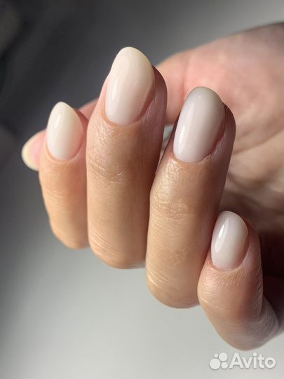 Модель на маникюр с покрытием гель лак в студии