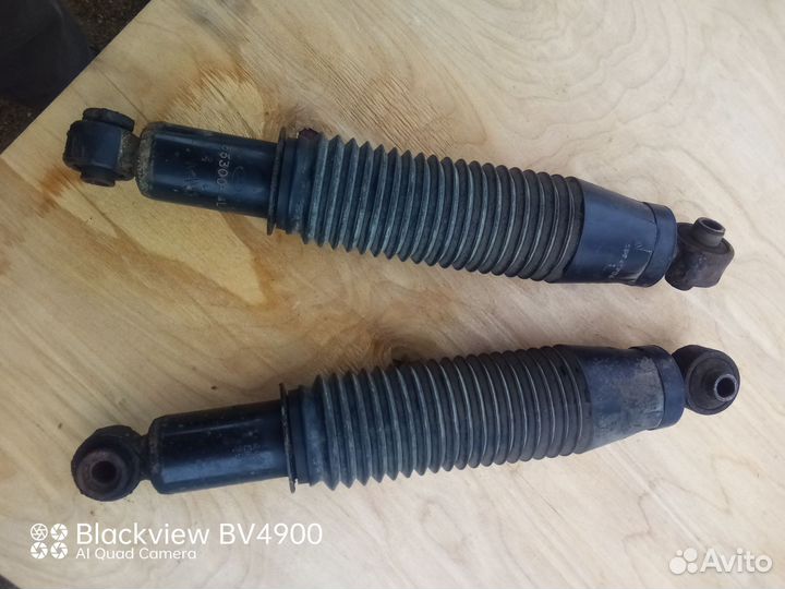 Продаю задние амортизаторы на Киа Рио