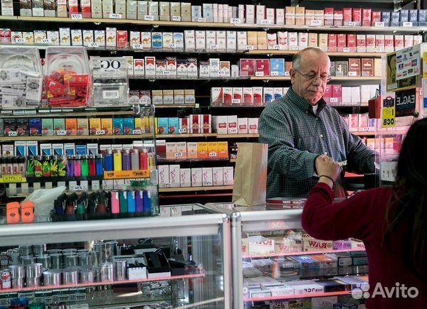 Табачный магазин рядом со станцией метро