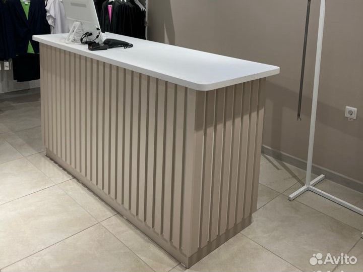 Стойка ресепшн с рейками