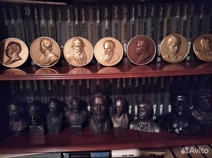 Коллекция бюстов и плакеток русских писателей